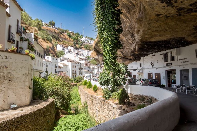 Calles de Setenil de las Bodegas bajo la roca, excursión desde Conil