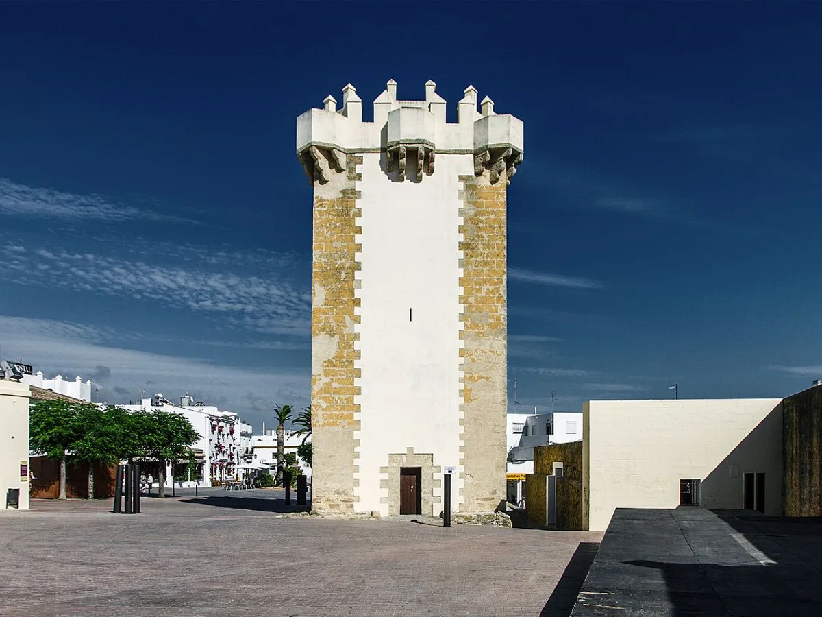 La imponente Torre de Guzmán en Conil