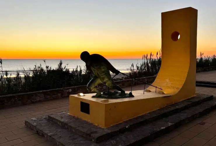 Monumento al Jabiguero en el paseo marítimo